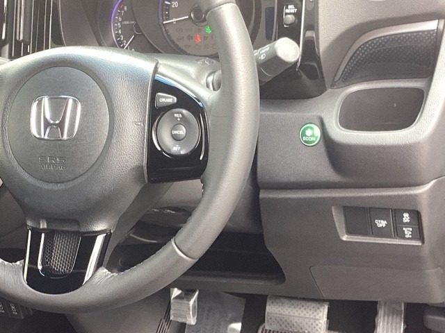 燃費を良くするECON、横滑りを防止するVSA等のスイッチは運転席の右側、手の届きやすい位置にあります。