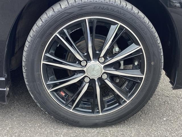 アルミホイールです。足元が引き立つので、車全体のイメージがアップしますよ！