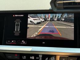 ●リアビューカメラ『入車経路を算出し、ガイドラインと補助線をディスプレイに表示します。同時にバンパーに内蔵のセンサーが障害物を感知し音で注意を促します。後方の死角も安心していただけます。』