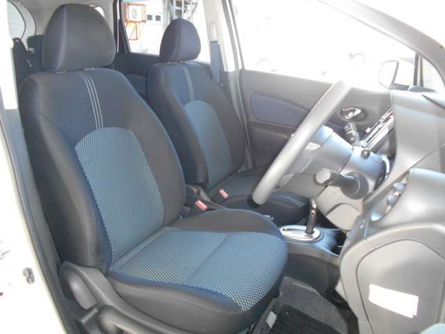 運転席・助手席シートに大きなへたりやキズが無く、キレイです。