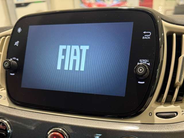 お持ちのスマートフォンが使える、Car Play＆Android Auto対応のU-Connectを搭載。そのままナビゲーション機能がご利用いただけます。