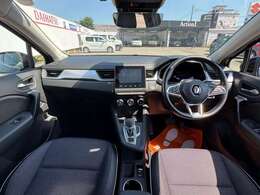 【室内】コックピット。車内もキレイで嫌な臭いもありません！ご納車後の臭いが付きにくくなる「空気触媒コーティング」もあります。
