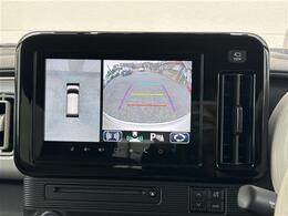 【全方位モニター】まるでクルマを真上から見下ろしたかのような視点で駐車をサポートします！クルマの斜め後ろや真横など、前後左右の4つのカメラの映像が合成されて、モニターに映し出されます。