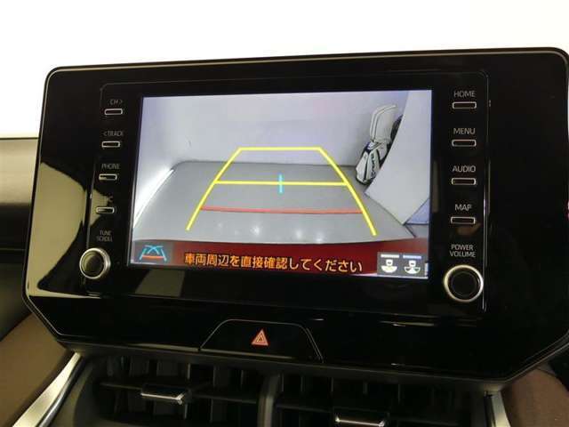 バックガイドモニター付き。車両後方の映像をナビ画面に表示し、駐車などの後退操作をサポートします。