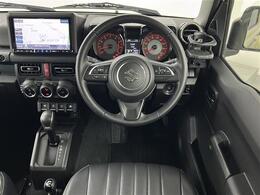 【ステアリング】軽い力で扱いやすいハンドルです。目立つ傷やスレなどなく綺麗な状態です！除菌プランいれていただくとさらに快適に！清潔なお車はお子様にも安心ですね！