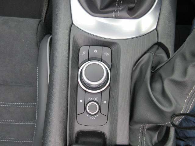 マツダコネクトを操作するコマンダーコントロールです。運転中に自然と手の触れる位置に配置されています。