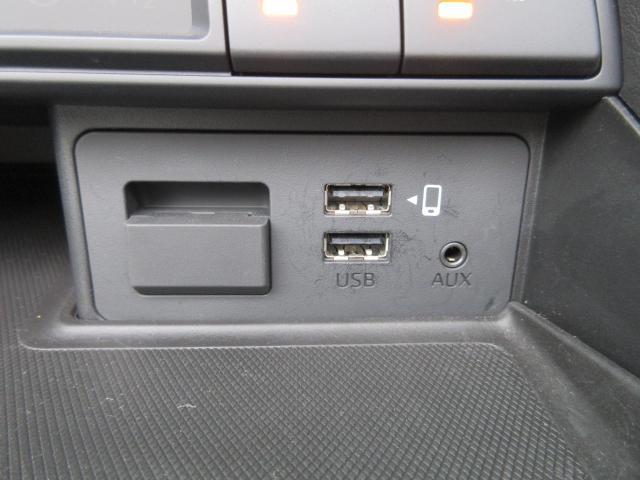 CD/DVD再生プレーヤーとフルセグTVチューナーを装備しています。また、USB端子も備えています。