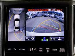 パノラミックビューモニターを装備！上から車両を見下ろしたような映像をナビ画面に表示できます。車両前後左右に搭載した4つのカメラ映像を継ぎ目なく合成！目視では見えない部分もリアルタイムで見れます。
