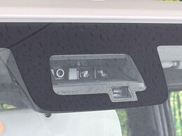 【スズキ　セーフティサポート】走行中に前方の車両等を認識し、衝突しそうな時は警報とブレーキで衝突回避と被害軽減をアシスト。より安全にドライブをお楽しみいただけます。