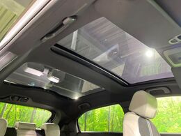 【ガラスルーフ】ガラスルーフ搭載で車内の解放感が一気にアップ！開放的なドライブをお楽しみいただけます。