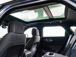 明るく開放的な光を生み出し広々とした空間を演出するパノラミックルーフ！ダークティンテッド強化ガラスは快適な車内温度を維持し日差しの影響を抑えるとともにプライバシーを保つ。電動サンブラインドも装備！