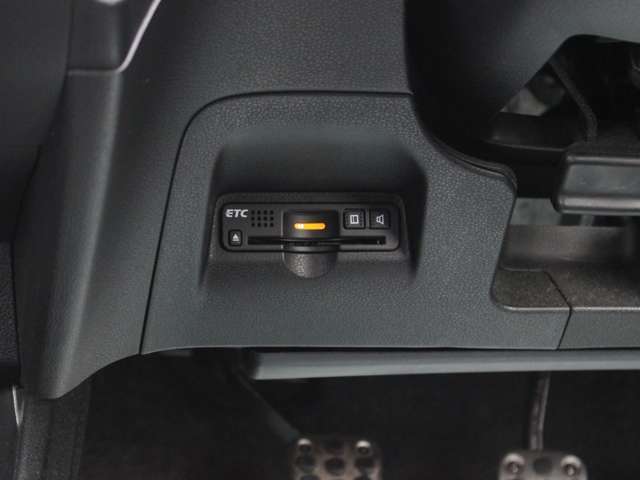 ETCももちろん装備！いまや無い車はないのではないかというくらいですがこちらも例外ではなく装備されております！後からつける手間もお金もかからず高速もスイスイなので友達・家族と遠出も楽しくなるはずです