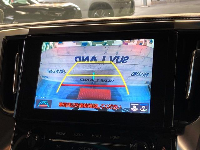【バックカメラ】駐車時に後方がリアルタイム映像で確認できます。大型商業施設や立体駐車場での駐車時や、夜間のバック時に大活躍！運転スキルに関わらず、今や必須となった装備のひとつです！