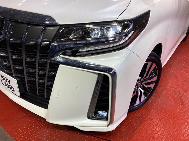 【LEDヘッドライト】悪天候や夜間走行時も良好な視界を確保し安心して運転できる高輝度LEDヘッドライトを装備！点灯速度が早く、消費電力も抑えられています。