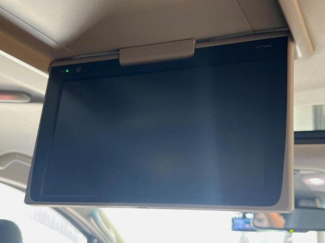 【フリップダウンモニター】大画面モニターで後席でもエンタメをお楽しみいただけます。小さなお子様にも大人気の装備です♪