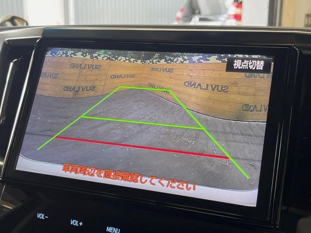 【バックカメラ】駐車時に後方がリアルタイム映像で確認できます。大型商業施設や立体駐車場での駐車時や、夜間のバック時に大活躍！運転スキルに関わらず、今や必須となった装備のひとつです！