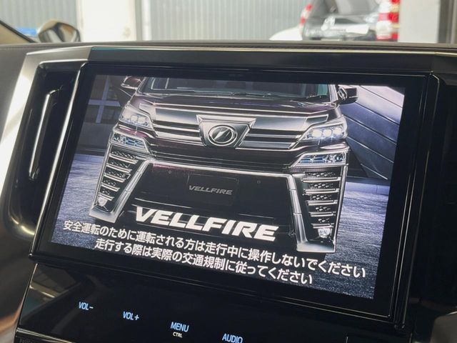 【大画面ナビ】人気の大型10インチナビを装備。存在感のある大画面はインパクト大！ナビ利用時のマップ表示は見やすく、テレビやDVDは臨場感がアップ！いつものドライブがグッと楽しくなります♪