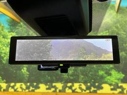 【インテリジェントルームミラー】後席の大きな荷物や同乗者で後方が確認しづらい時でも安心！カメラが撮影した車両後方の映像をルームミラー内に表示。クリアな視界で状況の確認が可能です！