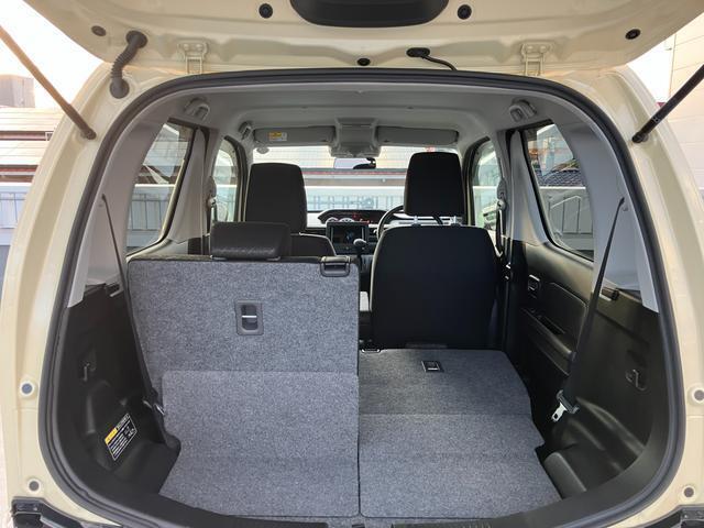 後ろからワンタッチで倒せるリヤシートも全車消毒済み。★フラットになった広々室内空間はレジャーにショッピングに大活躍！
