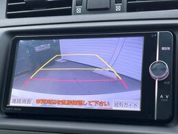 【バックカメラ】駐車時に後方がリアルタイム映像で確認できます。大型商業施設や立体駐車場での駐車時や、夜間のバック時に大活躍！運転スキルに関わらず、今や必須となった装備のひとつです！
