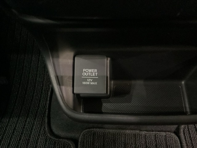 アクセサリーソケットはUSBのアダプターなどをつければ、スマホの充電にも使えます。周辺には物が置けるボックスがついています。