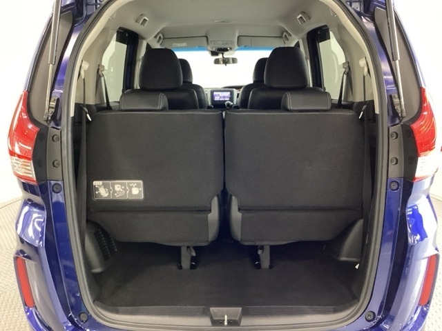 開口部も広く荷物の積み下ろしもしやすいお車となっております。3列目シートは5：5の割合で背もたれを倒しシートの跳ね上げができます。