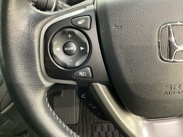 ステアリングスイッチがついていますので、オーディオのチャンネル変更、ボリューム、ジャンル変更が操作可能です。ハンドルから手を離さず安全に操作できます。