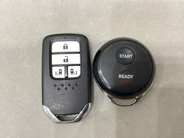 スマートキー付きですからドアロックの開閉およびエンジンスタートが楽々です。電動スライドドアの開け閉めもボタンで操作できます。加えて、純正リモコンエンジンスターター用の操作キーもついています。