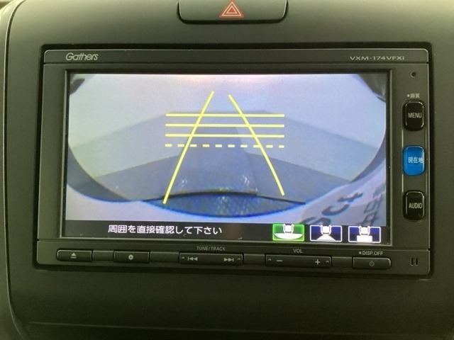 バックでの車庫入れも安心です！　リアカメラが付いているバックモニター付のナビを装備しております。操作線もついており距離感も画面から確認できます。