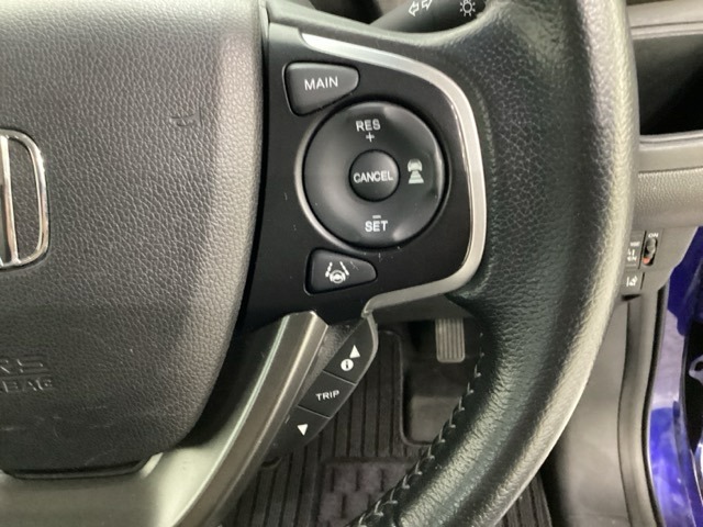 ハンドルにHondaセンシング系のクルーズコントロールやレーンキープアシストなどのスイッチが装備されています。ハンドルから手を離さず安全に操作できます。