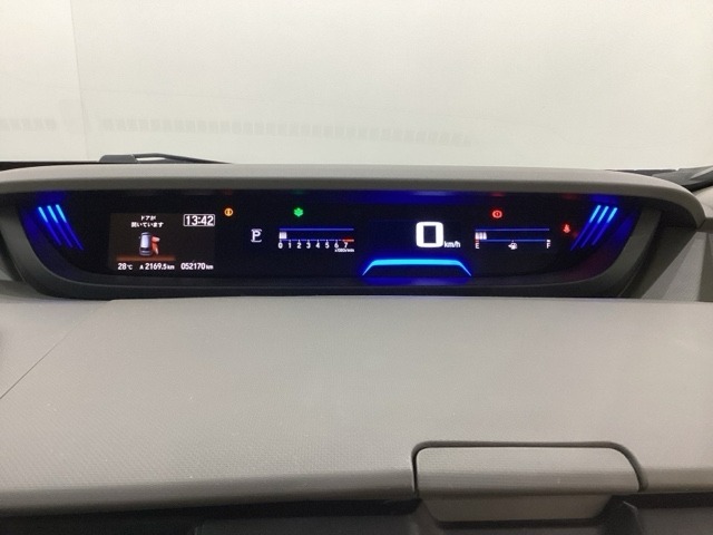 デジタル表示のスピードメーターとタコメーターを大きく配した見やすいメーター部になっています。左側のインフォメーション画面でオドメーターや燃費などの情報を確認できます。