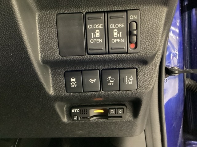 両側電動スライドドアは運転席から操作ができるよう、操作スイッチが付いています。その下にはETCがついています。高速道路の料金所の通過も楽々です！。　カードの取り出しもしやすい場所についています。