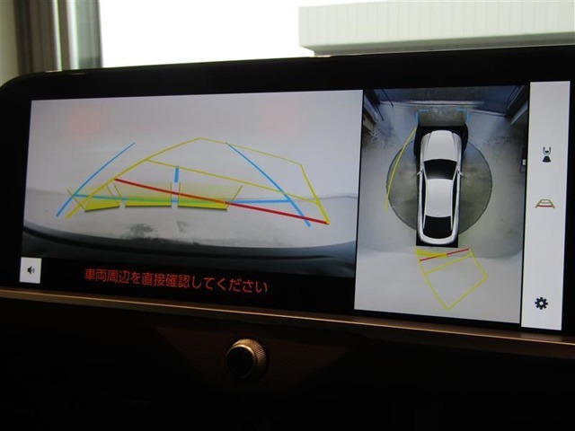 駐車も安心のガイドライン付きバックモニターです。パノラミックビューモニター付きで周囲の確認も安心して行えます。