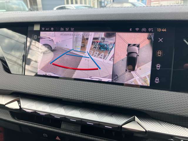 バックカメラが標準で、360度カメラで運転が楽です