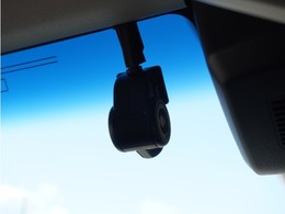 ◆ドライブレコーダー◆映像・音声などを記録する自動車用の装置です。　もしもの事故の際の記録はもちろん、旅行の際の思い出としてドライブの映像を楽しむことができます。