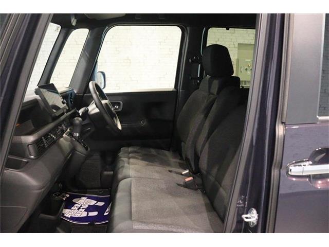 体格に合わせてシートの位置をきめ細かく調節できるので、いつでも最適な運転姿勢をキープ。操作も軽く、ラクラクです