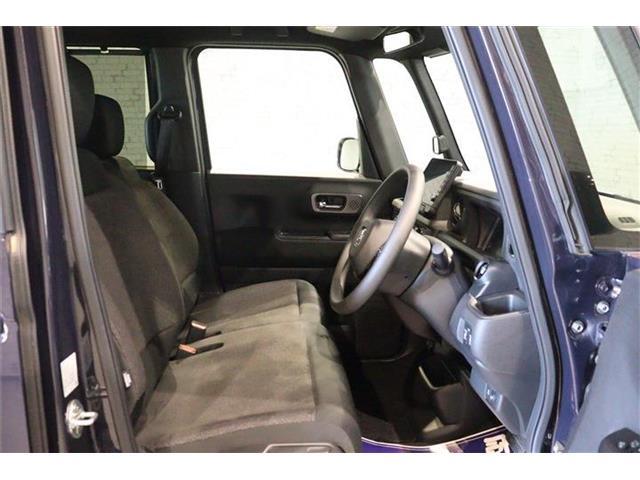 良好な視界とスムーズな乗り降りを実現した運転席。運転席はアイポイントを高くし視界良好です。体格に合わせてシートの位置をきめ細かく調節できるので、いつでも最適な運転姿勢をキープ。操作も軽く、ラクラクです