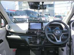 シンプルな運転席回りで操作も楽です
