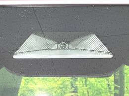 【ホンダセンシング】走行中に前方の車両等を認識し、衝突しそうな時は警報とブレーキで衝突回避と被害軽減をアシスト。より安全にドライブをお楽しみいただけます。