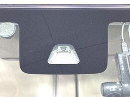 【スマートアシスト】走行中に前方の車両等を認識し、衝突しそうな時は警報とブレーキで衝突回避と被害軽減をアシスト。より安全にドライブをお楽しみいただけます。