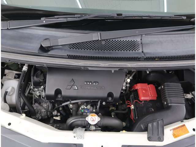 エンジンの状態も良好です。納車前にエンジンオイル・オイルエレメントの交換を行います