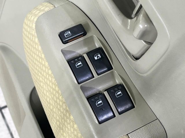 【パワーウィンドウ】全席に電動で窓の開け閉めができるパワーウィンドウを搭載！