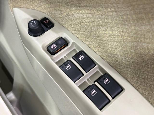 【電動格納ミラー】サイドミラーは電動格納式となっており、狭い駐車場でもキズがつくリスクを抑えられます。