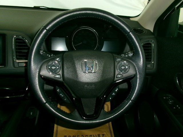 ステアリングスイッチでオーディオ各種操作が可能で、運転に集中できます。安心・安全・快適なドライブをお楽しみいただけます。