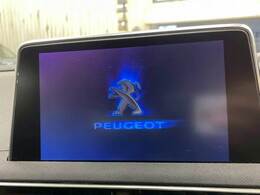 【純正ディスプレイオーディオ】FM・AMラジオやブルートゥース接続など多彩な機能を併せ持っており、インパネ周りがすっきりしてますね！