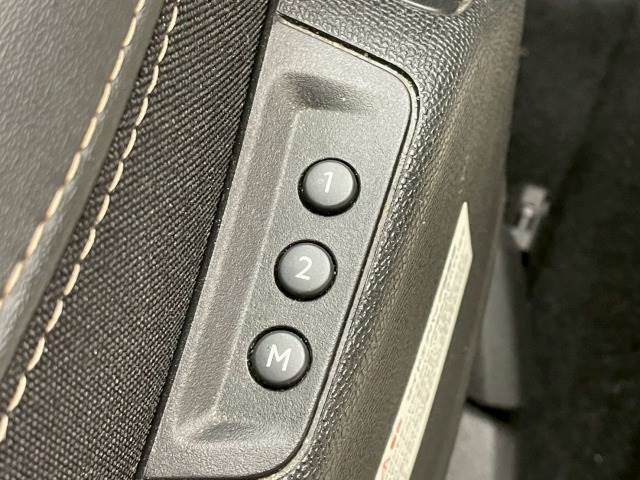 【シートメモリー】装備でお好みのドライビングポジションに設定可能です！