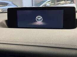 【8.8インチマツダコネクト】車内の雰囲気にマッチした大型のディスプレイ。スマホ接続でのナビ使用やBluetooth再生等、様々な機能が楽しめます。直感的なダイヤル操作が可能で、使い勝手も良好です。