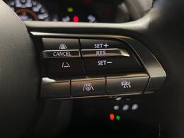 【マツダ・レーダークルーズコントロール】高速道路での長距離走行が楽に！自動で速度を保つクルーズコントロールが、衝突軽減システムと連携し、前方の車両を感知して車間を保つように速度調節してくれます！！