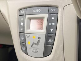【オートエアコン】一度お好みの温度に設定すれば、車内の温度を検知し風量や温度を自動で調整。暑い…寒い…と何度もスイッチ操作をする必要はありません。快適な車内空間には必須の機能ですね♪