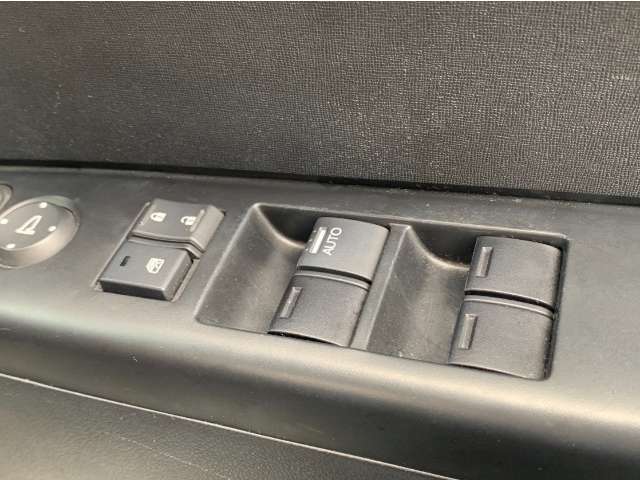 パワーウィンドウ操作部、きれいに除菌し納車いたします。